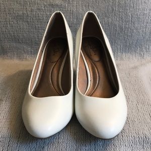 White “Women’s Lovely” Lifestride Pumps